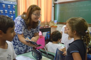 Professora Selma Dedavid explicando a revista aos seus estudantes