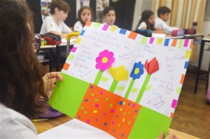 ...e devolveram a gentileza com cartões gigantes de agradecimento.