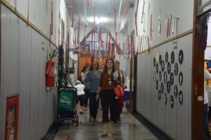 Ao chegar, pais passam pela Apoteose criada pelos filhos.