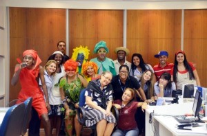 A alegria foi contagiante: ainda interpretando suas personagens, o elenco visitou turmas e alguns departamentos do Colégio.