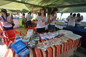 Ao chegarem, as famílias que faziam a doação de leite em pó para a instituição carente apoiada pelo evento, ganhava um kit com revista e brindes do Notre Dame.