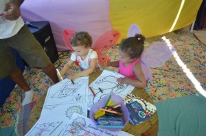 As crianças que pintavam os desenhos com os personagens do Ipa-bebê ganharam giz de cera personalizado da Rede de Educação Notre Dame