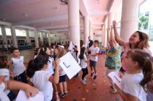 Letras escondidas pelo pátio desencadearam o início da atividade.