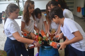 2015: estudantes em ação coletando óleo de cozinha usado e encaminhando à cooperativa que faz dele sabão!