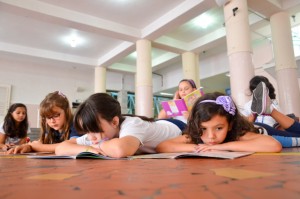 As rodinhas de leitura formaram-se naturalmente entre os estudantes.