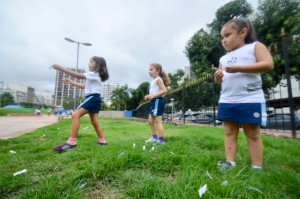 "Nesta faixa etária eles amam brincar de detetives. É uma forma de estimular a criatividade", explica a Coordenadora Pedagógica.