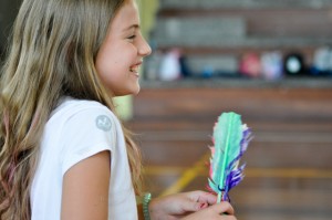 O resgate de brincadeiras tradicionais, como o jogo de peteca, trouxe às crianças a consciência da influência indígena na nossa cultura.