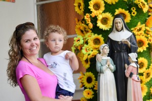 A voz que animou a chegada dos estudantes é da cantora Karen Keldani, ex-aluna Notre Dame e mãe do Pedro, estudante da Educação Infantil.