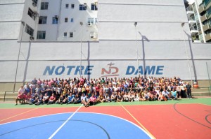 Funcionários e professores reunidos em prol do cuidado.