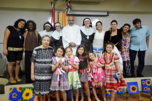 A versão teatral e musicada da história de Júlia Billiart encantou as crianças.