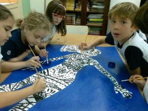 A reprodução de pinturas semelhantes às dos índios brasileiros esteve dentre as atividades. 