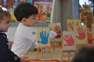 A telinha foi pintada pelas crianças da Educação Infantil ao Ensino Fundamental.