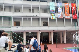 Os bandeirões já ornam o prédio do Ensino Médio e as equipes seguem criando seus murais.