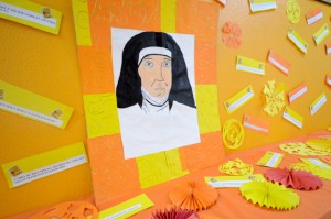 Para celebrar Júlia Billiart, os espaços foram ornamentados pelos próprios estudantes com girassóis e reproduções de imagens da Santa. 