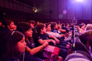Alunos entusiasmados em ver ao vivo os personagens do livro.