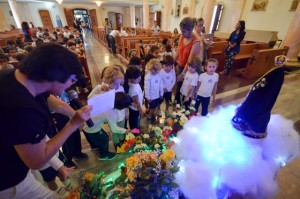 Irmã Lourdes Dalbosco orientou estudantes na Coroação de Nossa Senhora.
