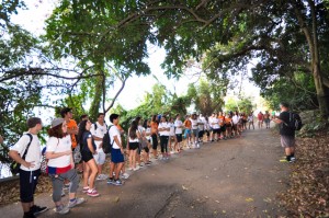 Diversas paradas são usadas para relembrar as instruções e verificar as condições físicas dos participantes.