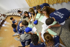 "Mecânicos" reunidos planejando as oficinas dos "pit-stops" do 2º Pastoral em Fórmula 1.