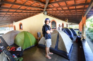 Para ter mais proteção do frio de Guapimirim/RJ, subida da serra, as barracas foram armadas sobre a varanda da casa sede do Recanto Girassol.