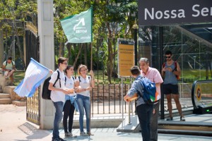 Usuários do metrô foram recepcionados com música e jujubas nas boas-vidas à nova estação.