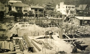 Pátio em construção, em 1957. Ao fundo, a rua Nascimento Silva.