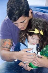 Para o pai da Kayra, Vitor Terra, estar junto à filha em momentos como esse vale o sacrifício de reorganizar a agenda de trabalho. "Não há preço que pague ter os filhos crescendo com o suporte dos pais", relata Vitor.