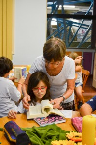 Irmã Luiza Rossetto, catequista, no dia da entrega das Bíblias aos catequizandos.