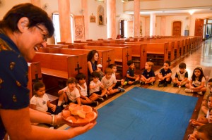 Irmã Lourdes Dalbosco durante atividade de celebração da Páscoa com uma turma da Educação Infantil