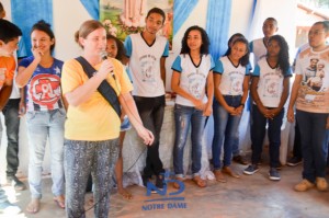 Irmã Cristina Backes fala aos adolescentes no Maranhão, acompanhando os estudantes do Colégio Notre Dame no projeto Jovens Missionários Notre Dame.