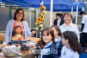 À direita, Irmã Olga Strehl no estande das Irmãs durante a Feira dos Empreendedores Notre Dame.
